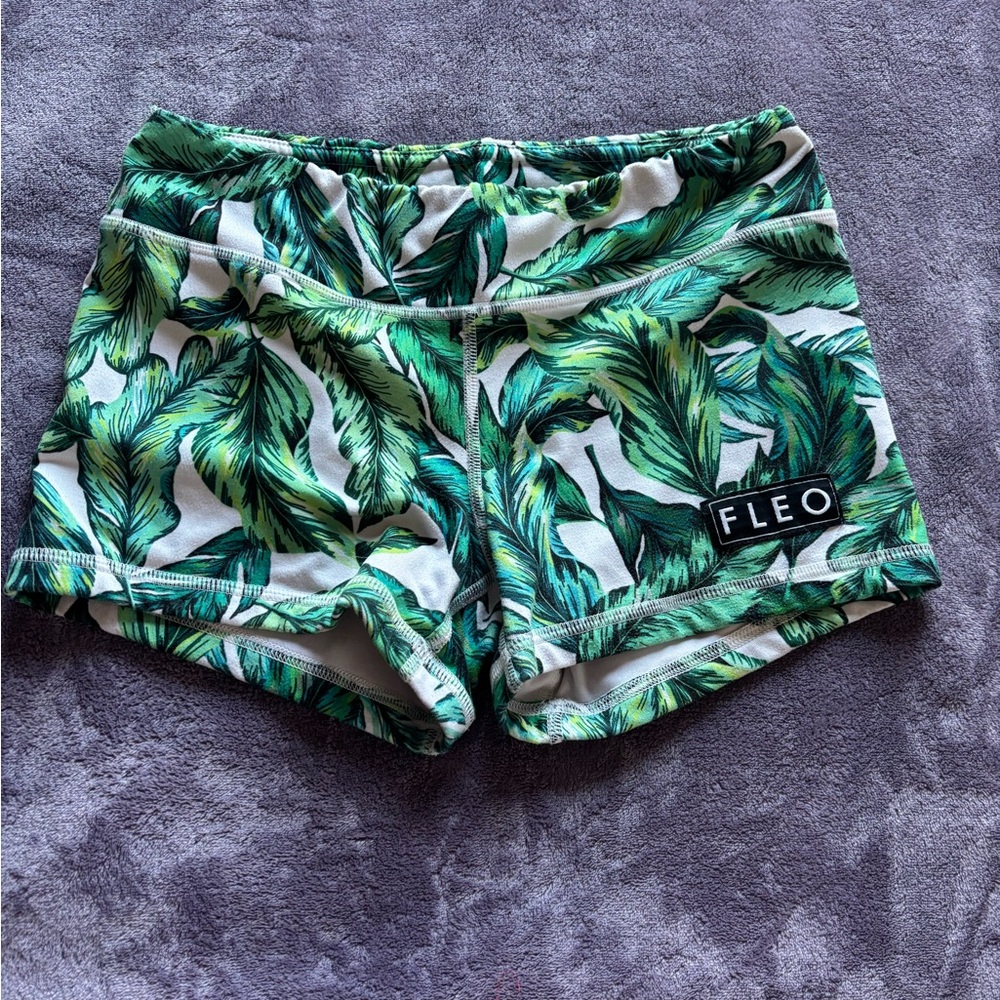 Fleo Tropical Leaf Print Women's Athletic Shorts